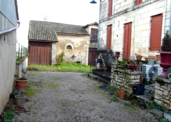 FR : L’impasse aboutit à une cours où les enfants peuvent jouer en toute sécurité. EN : The dead end leads to a courtyard where children can play safely.