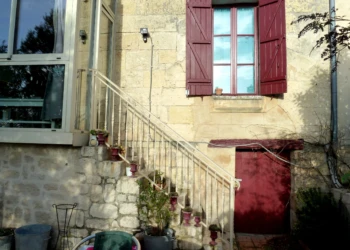 FR : A droite de l’escalier, l’entrée de la cave. EN : To the right of the stairs, the entrance to the cellar
