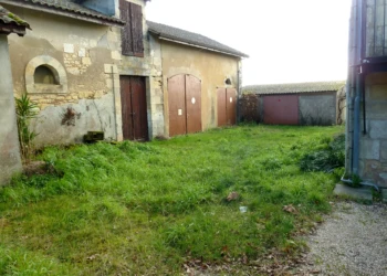 FR : Une cours tranquille pour jouer en toute sécurité. EN : A quiet courtyard for safe play