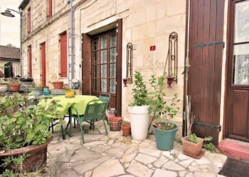 FR : Une terrasse au Nord-Est bien agréable par temps de canicule. EN : A very pleasant northeast-facing terrace during heatwave weather
